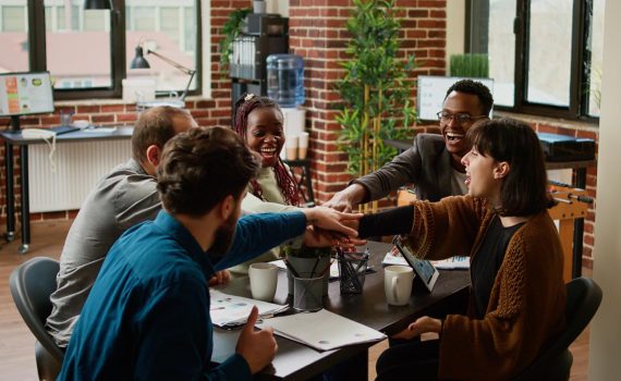 empresarios-alegres-celebrando-parceria-de-sucesso-sentindo-se-felizes-com-o-sucesso-da-apresentacao-colegas-de-trabalho-sorridentes-desfrutando-de-acordo-de-colaboracao-trabalho-em-equipe-na-1